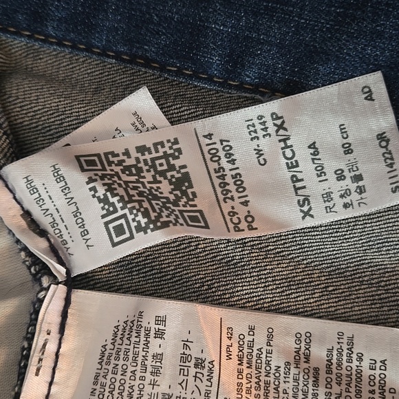 Levi's Classic Denim Jacket - Picture 3 of 11